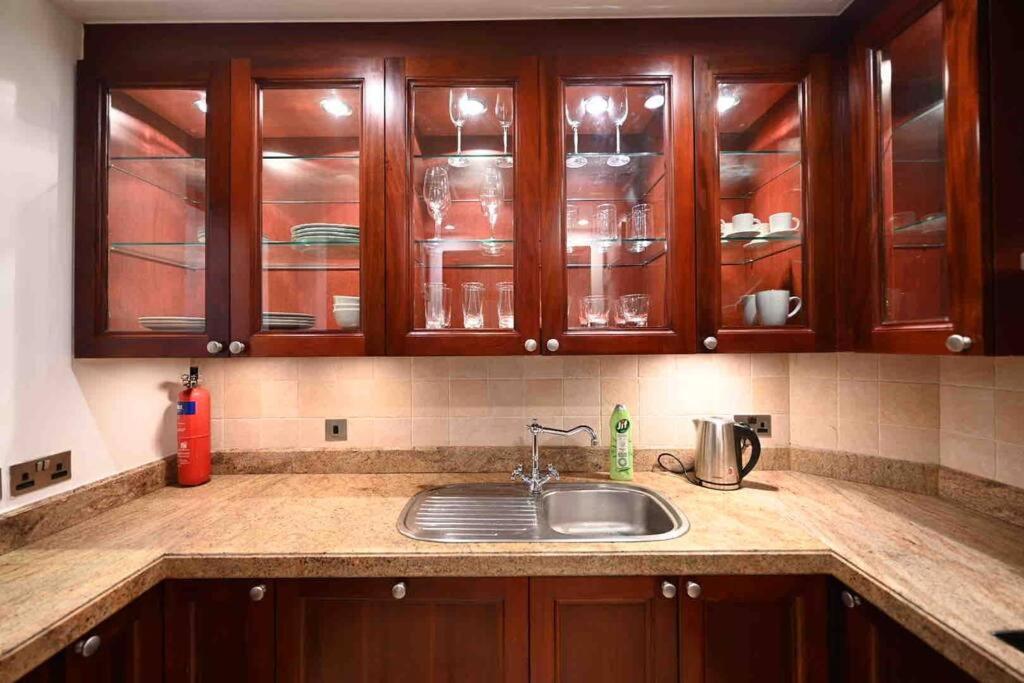 Brand New Furniture . Close To Dubai Mall. Экстерьер фото