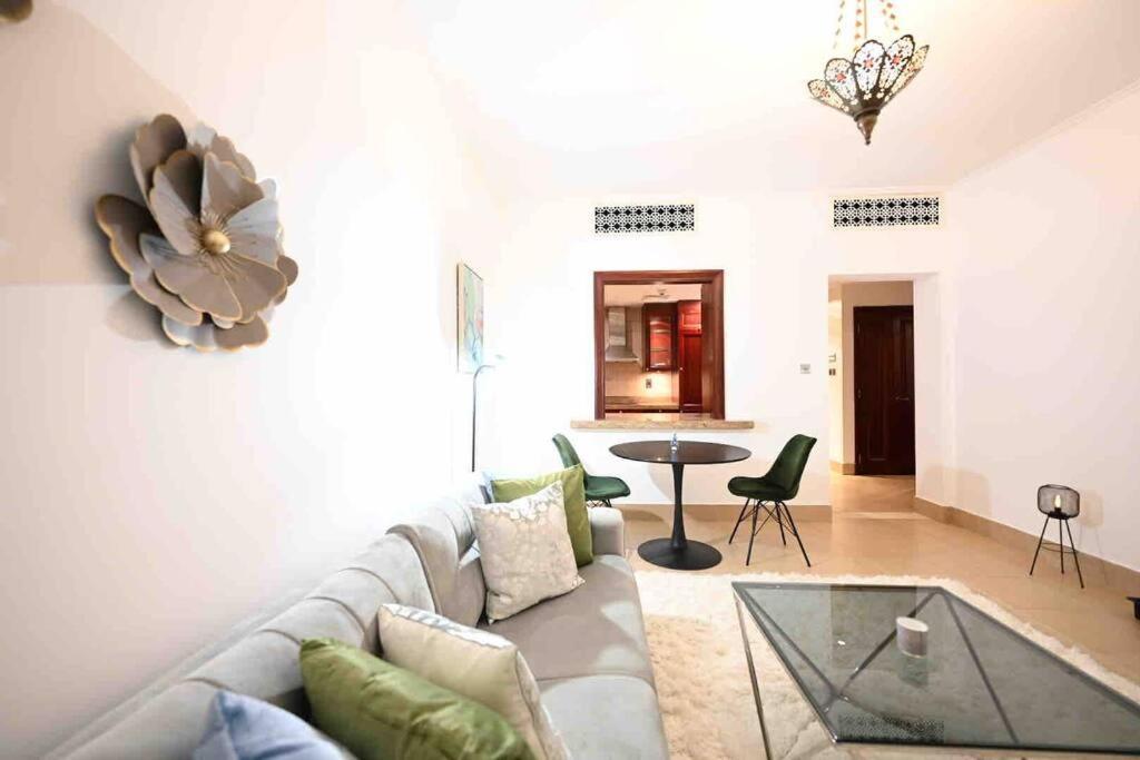 Brand New Furniture . Close To Dubai Mall. Экстерьер фото