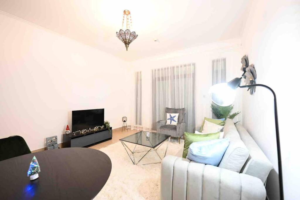 Brand New Furniture . Close To Dubai Mall. Экстерьер фото