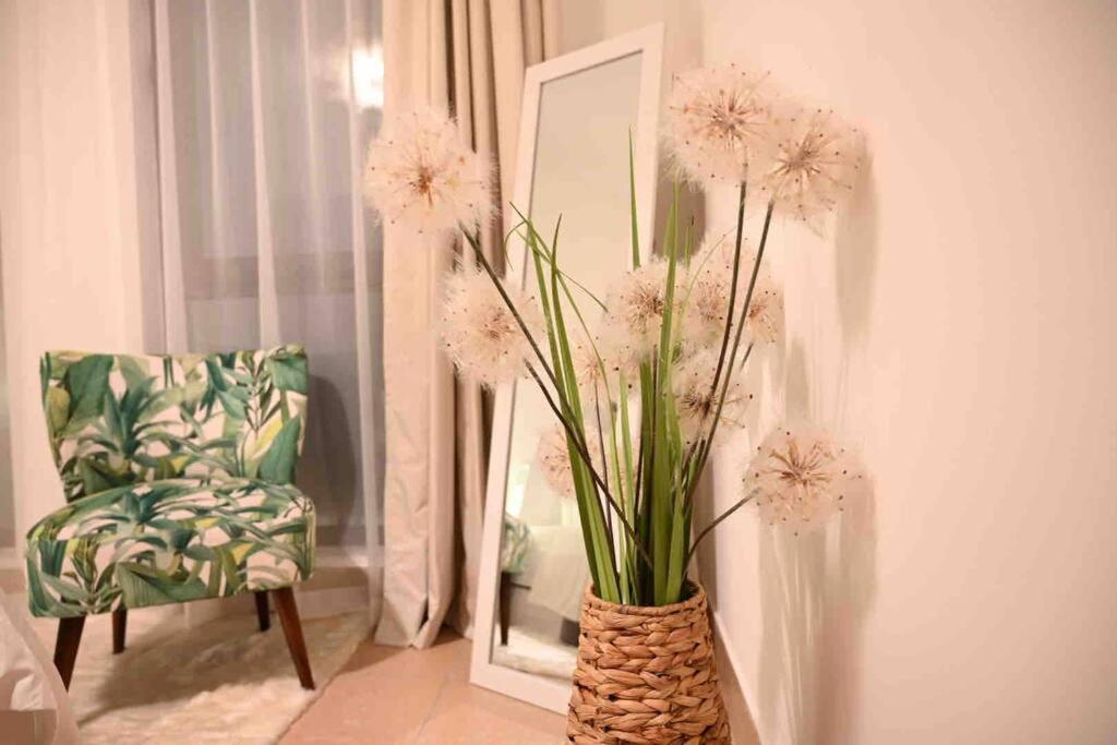 Brand New Furniture . Close To Dubai Mall. Экстерьер фото