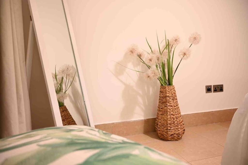 Brand New Furniture . Close To Dubai Mall. Экстерьер фото